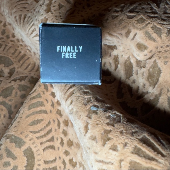 MAC-Finally Free-Creamsheen-lipstick AC5 limited edition. New-never used - Picture 4 of 5